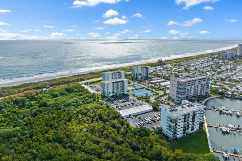 Condo in Hutchinson Island South, Florida, 2 bedrooms  № 1081686 - photo 20