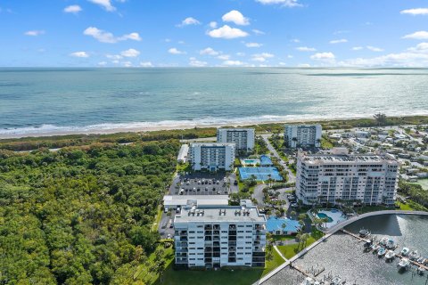 Condo in Hutchinson Island South, Florida, 2 bedrooms  № 1081686 - photo 19