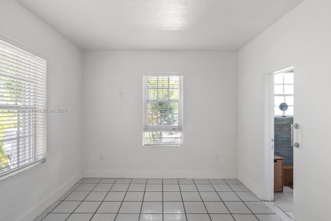 House in Miami Beach, Florida 8 bedrooms, 403.38 sq.m. № 1293077 - photo 23