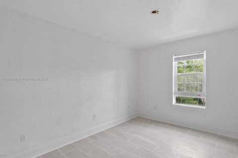 House in Miami Beach, Florida 8 bedrooms, 403.38 sq.m. № 1293077 - photo 10