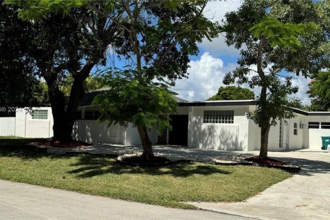 House in Cutler Bay, Florida 5 bedrooms, 274.99 sq.m. № 1291034 - photo 1