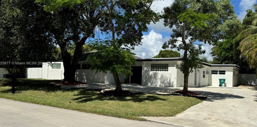 House in Cutler Bay, Florida 5 bedrooms, 274.99 sq.m. № 1291034