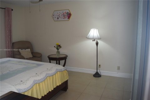 Condo in Lauderdale Lakes, Florida, 1 bedroom  № 857618 - photo 13