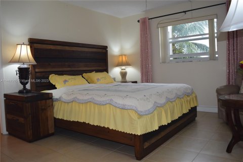 Condo in Lauderdale Lakes, Florida, 1 bedroom  № 857618 - photo 12