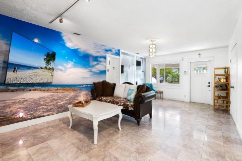 House in Lauderdale-by-the-Sea, Florida 3 bedrooms, 177.81 sq.m. № 816052 - photo 12