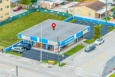 Propiedad comercial en venta en Hialeah, Florida № 963267 - foto 1