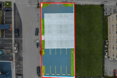 Propiedad comercial en venta en Hialeah, Florida № 963267 - foto 2