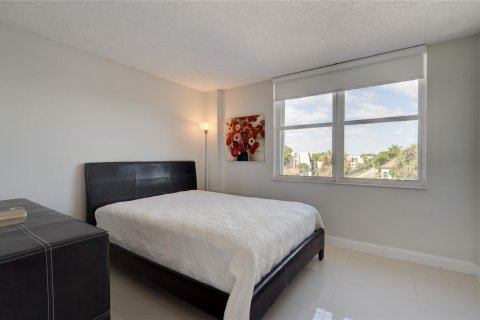 Condo in Lauderdale-by-the-Sea, Florida, 2 bedrooms  № 1142468 - photo 24