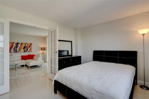 Condo in Lauderdale-by-the-Sea, Florida, 2 bedrooms  № 1142468 - photo 23