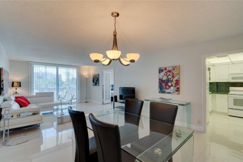 Condo in Lauderdale-by-the-Sea, Florida, 2 bedrooms  № 1142468 - photo 13