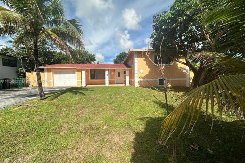 House in Miami, Florida 5 bedrooms, 221.29 sq.m. № 859696 - photo 1