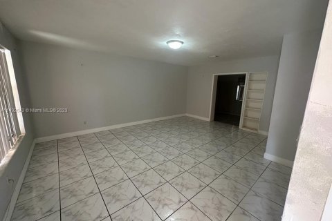 House in Miami, Florida 5 bedrooms, 221.29 sq.m. № 859696 - photo 2