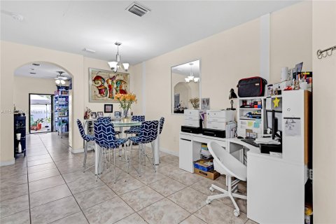 Townhouse in Hialeah, Florida 3 bedrooms, 146.23 sq.m. № 969714 - photo 4