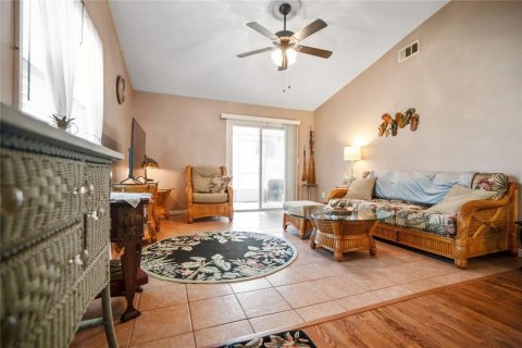 Duplex à vendre à New Smyrna Beach, Floride: 3 chambres, 113.34 m2 № 797972 - photo 4