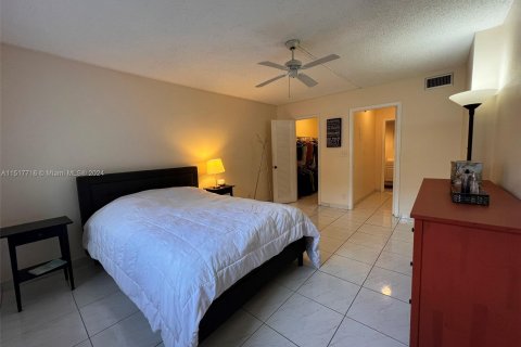 Condo in Hallandale Beach, Florida, 1 bedroom  № 959125 - photo 11