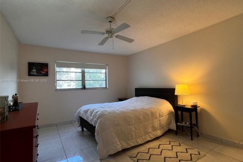 Condo in Hallandale Beach, Florida, 1 bedroom  № 959125 - photo 12