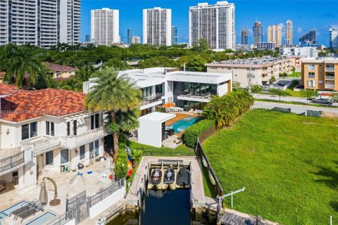 Villa ou maison à vendre à North Miami Beach, Floride: 6 chambres, 490.34 m2 № 959080 - photo 15