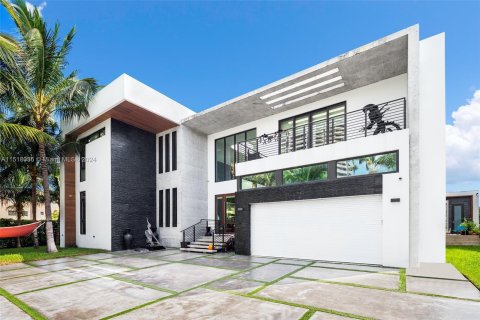 House in North Miami Beach, Florida 6 bedrooms, 490.34 sq.m. № 959080 - photo 1