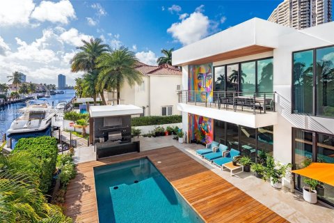 Casa en venta en North Miami Beach, Florida, 6 dormitorios, 490.34 m2 № 959080 - foto 2