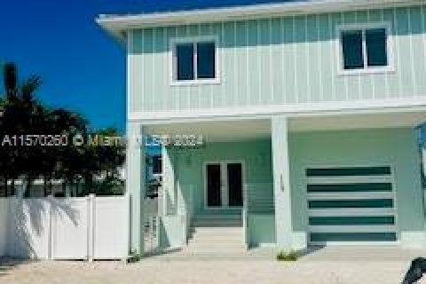 House in Tavernier, Florida 5 bedrooms № 1127403 - photo 1