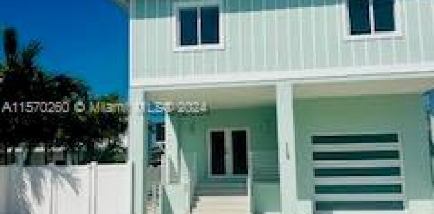 House in Tavernier, Florida 5 bedrooms № 1127403