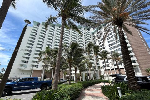 Condo in Miami Beach, Florida, 1 bedroom  № 1348916 - photo 1