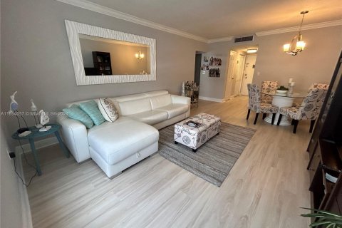 Condo in Miami Beach, Florida, 1 bedroom  № 1348916 - photo 2