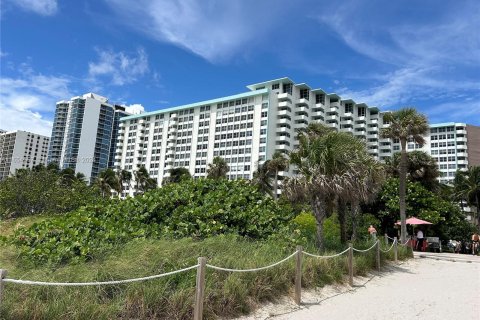 Condo in Miami Beach, Florida, 1 bedroom  № 1348916 - photo 17