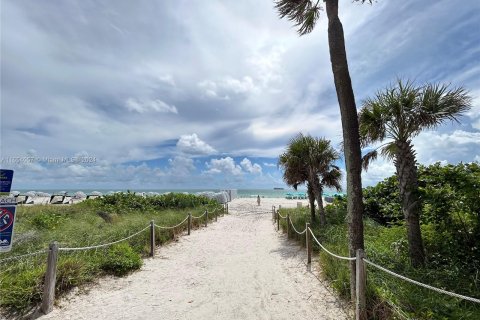 Condo in Miami Beach, Florida, 1 bedroom  № 1348916 - photo 13