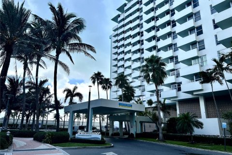 Condo in Miami Beach, Florida, 1 bedroom  № 1348916 - photo 26