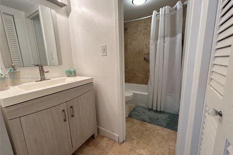 Condo in Miami Beach, Florida, 1 bedroom  № 1348916 - photo 10