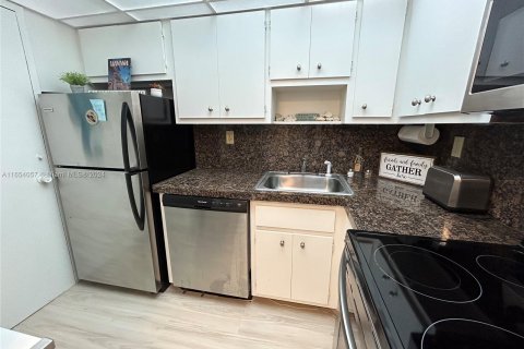 Condo in Miami Beach, Florida, 1 bedroom  № 1348916 - photo 12