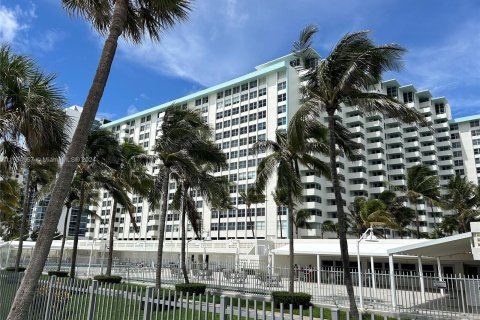 Condo in Miami Beach, Florida, 1 bedroom  № 1348916 - photo 18