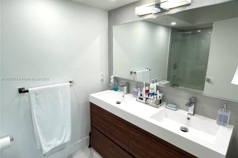 Condo in Miami Beach, Florida, 2 bedrooms  № 1348819 - photo 17