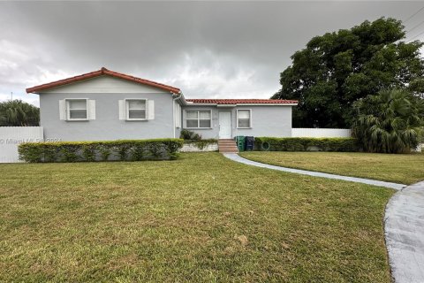 House in Miami, Florida 3 bedrooms, 102.94 sq.m. № 1348866 - photo 2