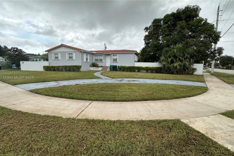 Villa ou maison à louer à Miami, Floride: 3 chambres, 102.94 m2 № 1348866 - photo 3