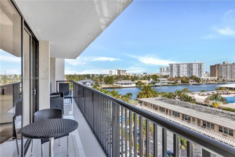 Condo in Hallandale Beach, Florida, 3 bedrooms  № 1380169 - photo 30