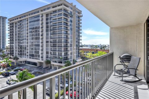 Condo in Hallandale Beach, Florida, 3 bedrooms  № 1380169 - photo 29