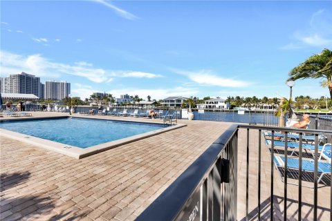 Condo in Hallandale Beach, Florida, 3 bedrooms  № 1380169 - photo 27