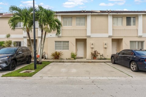 Townhouse in Miami, Florida 3 bedrooms, 135.82 sq.m. № 1294288 - photo 1