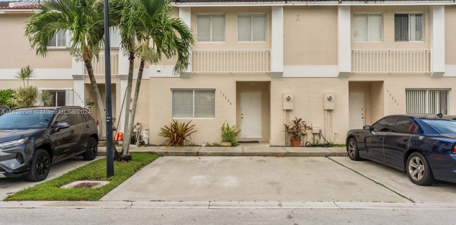 Townhouse in Miami, Florida 3 bedrooms, 135.82 sq.m. № 1294288