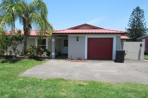 House in Wimauma, Florida 5 bedrooms, 150.97 sq.m. № 553109 - photo 1