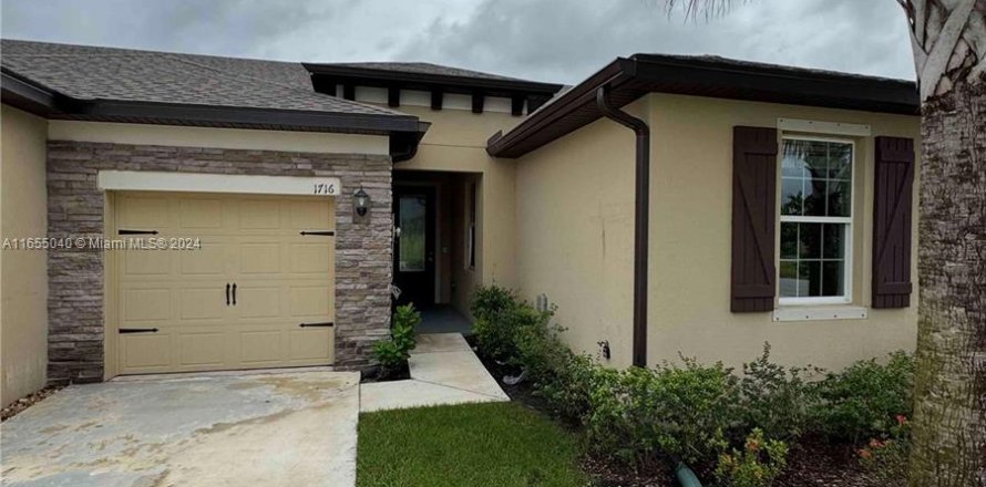 House in St. Lucie, Florida 3 bedrooms, 129.04 sq.m. № 1394891