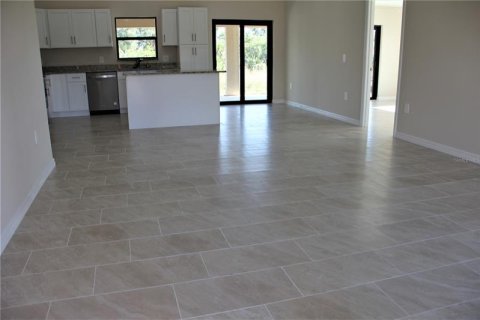 House in Port Charlotte, Florida 3 bedrooms, 148.64 sq.m. № 233808 - photo 8