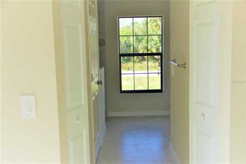 House in Port Charlotte, Florida 3 bedrooms, 148.64 sq.m. № 233808 - photo 18