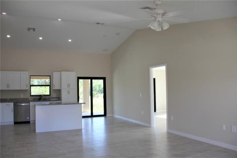 House in Port Charlotte, Florida 3 bedrooms, 148.64 sq.m. № 233808 - photo 6