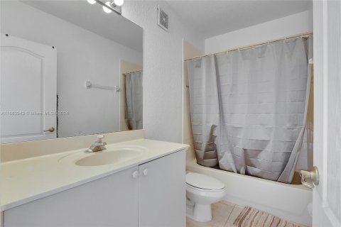 Townhouse in Miami, Florida 2 bedrooms, 104.98 sq.m. № 1415261 - photo 12