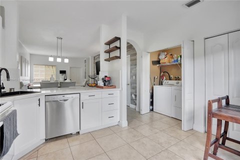 Townhouse in Miami, Florida 2 bedrooms, 104.98 sq.m. № 1415261 - photo 5