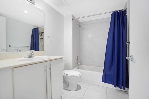 Condo in Miami Beach, Florida, 1 bedroom  № 1423537 - photo 30