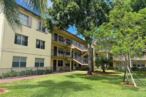 Condo in Pembroke Pines, Florida, 2 bedrooms  № 1291253 - photo 1